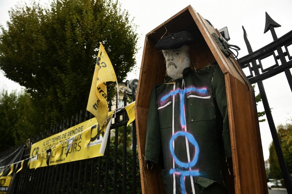 Esta fotografía muestra un ataúd con una marioneta exhibido a la entrada de la Prefectura durante una manifestación convocada por el sindicato de agricultores franceses 'Coordination Rural 64', en Pau, suroeste de Francia, el 19 de noviembre de 2024. (Foto de Gaizka IROZ / AFP)