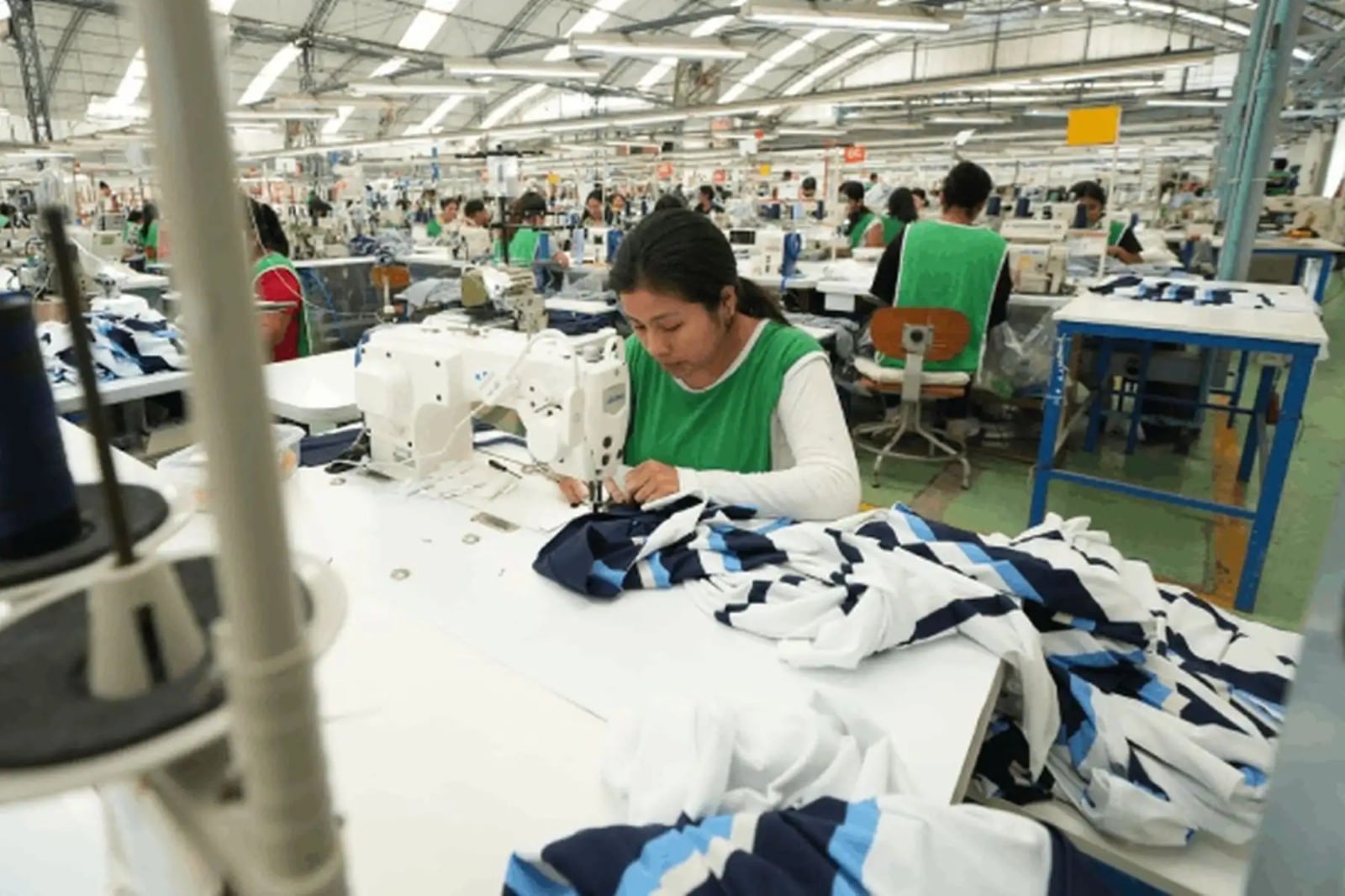 Aunque las ventas se mantuvieron dinámicas en el verano, la fabricación de textiles y prendas de vestir cayeron durante el inició del 2026. (Imagen Andina)