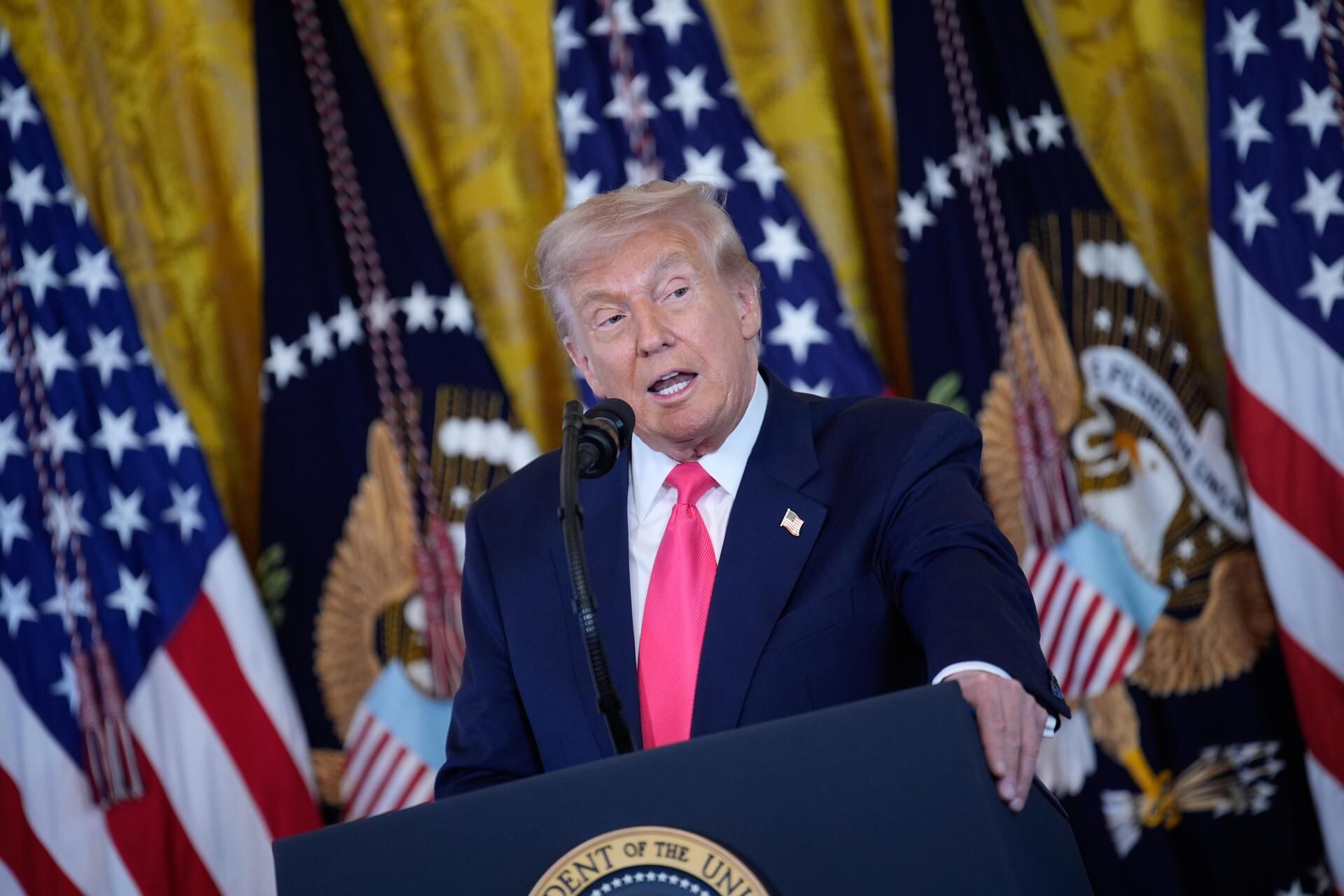 “En tierra es mucho más fácil. Conocemos las rutas que toman", dijo Donald Trump sobre los futuros ataques a narcotraficantes en Venezuela. (EFE/EPA/YURI GRIPAS / POOL)