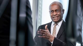 Bostic pide “un poco más de datos” antes de iniciar recortes