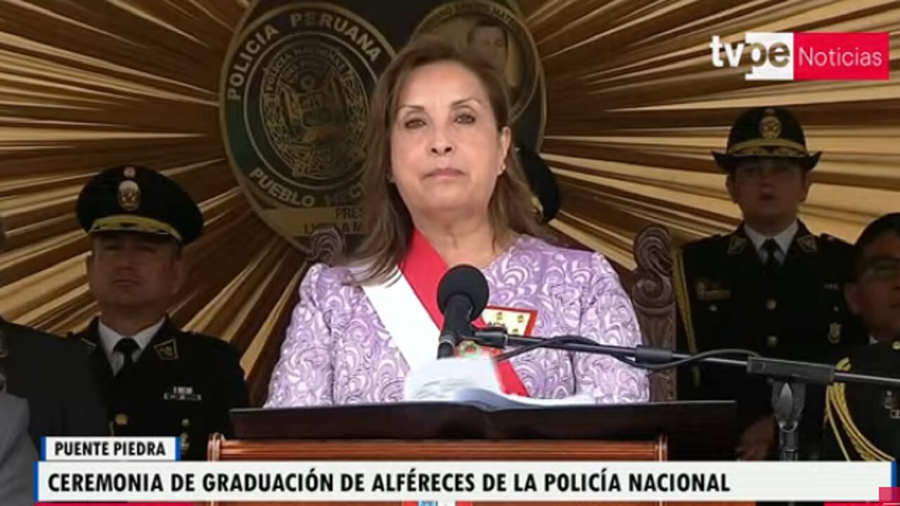 La presidenta Dina Boluarte estuvo presente en la ceremonia de graduación de alféreces PNP en la Escuela de Puente Piedra. Foto: captura TV Perú