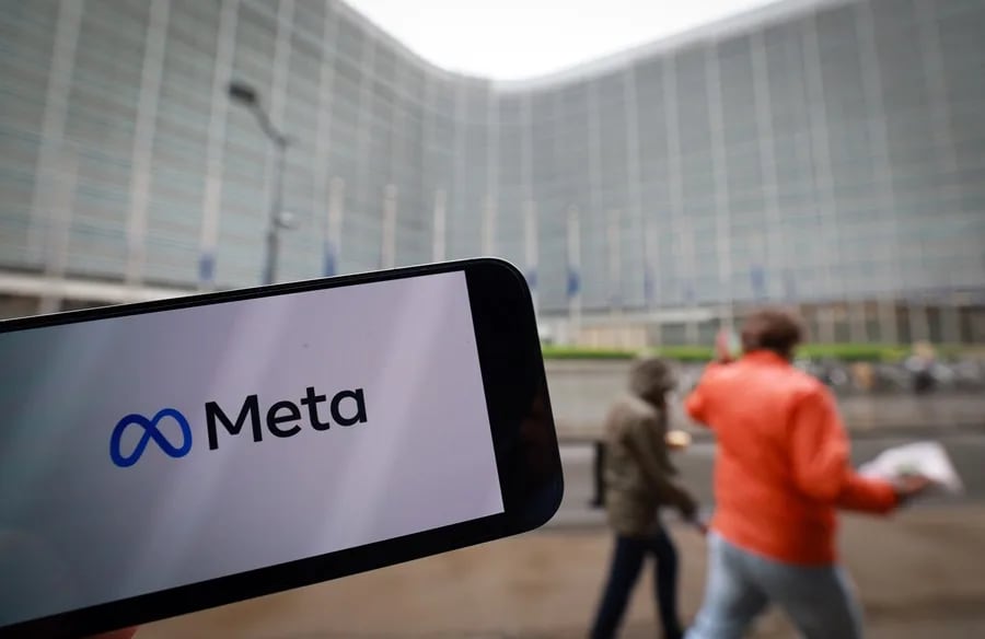 A Meta company logo on a phone in front of European Commission Headquarters as EU fines Apple 500 million Euro and Meta 200 million Euro for breaking Europe's digital rules in Brussels, Belgium, 23 April 2025. The European Commission on 23 April 2025 has fined Apple 500 million and Meta 200 million euros for breaching the Digital Markets Act (DMA). Apple was found to have breached its obligation to prevent anti-steering practices and Meta was found to have breached its obligation to offer consumers the choice of a service that uses less of their personal data. (Bélgica, Bruselas) EFE/EPA/OLIVIER HOSLET