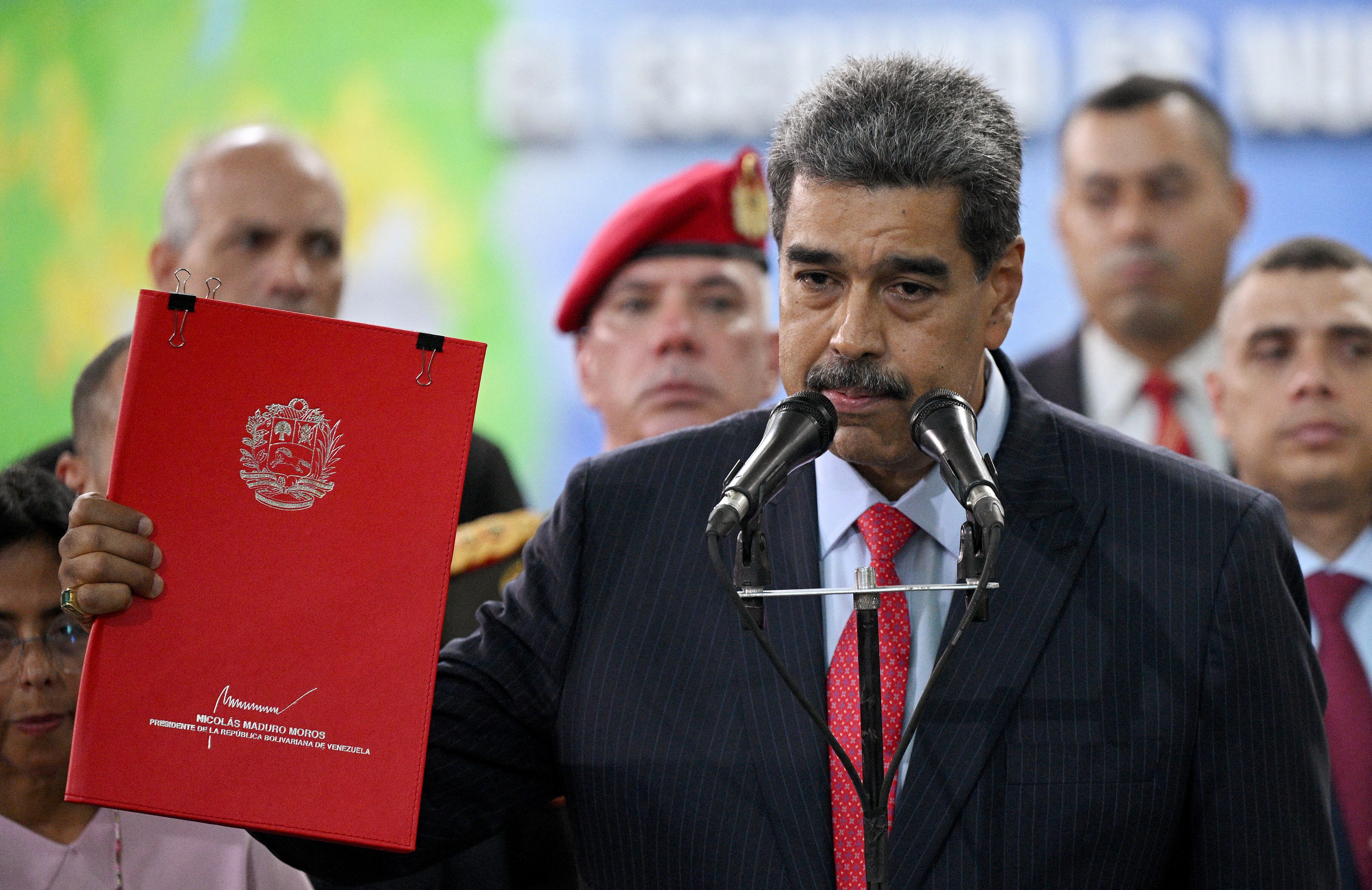 El presidente venezolano, Nicolás Maduro, pronuncia un discurso tras su visita al Tribunal Supremo de Justicia de Venezuela en Caracas. (Foto: AFP)