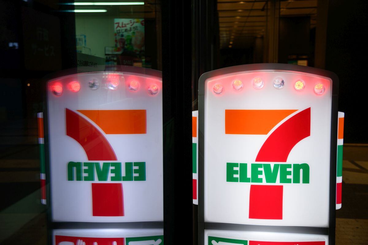 Un logotipo iluminado en una tienda de conveniencia 7-Eleven, operada por Seven & i Holdings Co., en Kawasaki, Japón, el lunes 19 de agosto de 2024. El operador de Circle K, Alimentation Couche-Tard Inc., hizo una propuesta para adquirir a su rival mucho más grande y propietario de 7-Eleven, Seven & i Holdings Co., en lo que sería la mayor adquisición extranjera de una empresa japonesa. Foto: Bloomberg