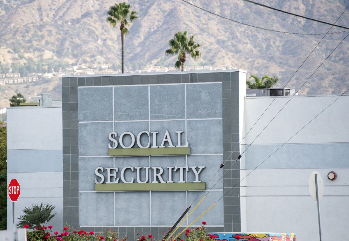 Se ve un cartel afuera de un edificio de la Administración de la Seguridad Social de EE. UU., el 5 de noviembre de 2020, en Burbank, California (Foto: Valerie Macon / AFP)