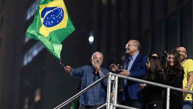 El presidente de Brasil, Luiz Inácio Lula da Silva, habla junto al vicepresidente, Geraldo Alckmin, frente a simpatizantes que celebran su victoria en Sao Paulo. (EFE/ Isaac Fontana).