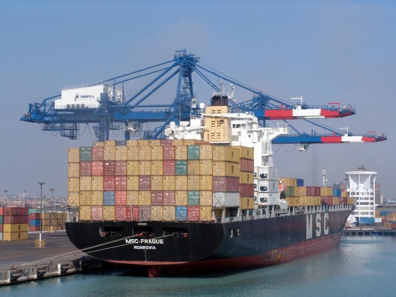 Líneas de crédito del exterior se usan para financiar operaciones de comercio, pero tambien a pequeñas empresas.