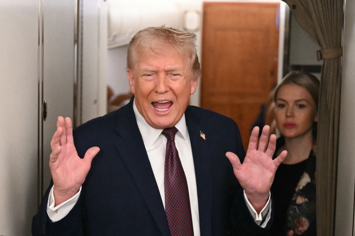 El presidente de Estados Unidos, Donald Trump, habla con la prensa a bordo del Air Force One el 11 de enero de 2026 (Foto: Andrew Caballero-Reynolds / AFP)
