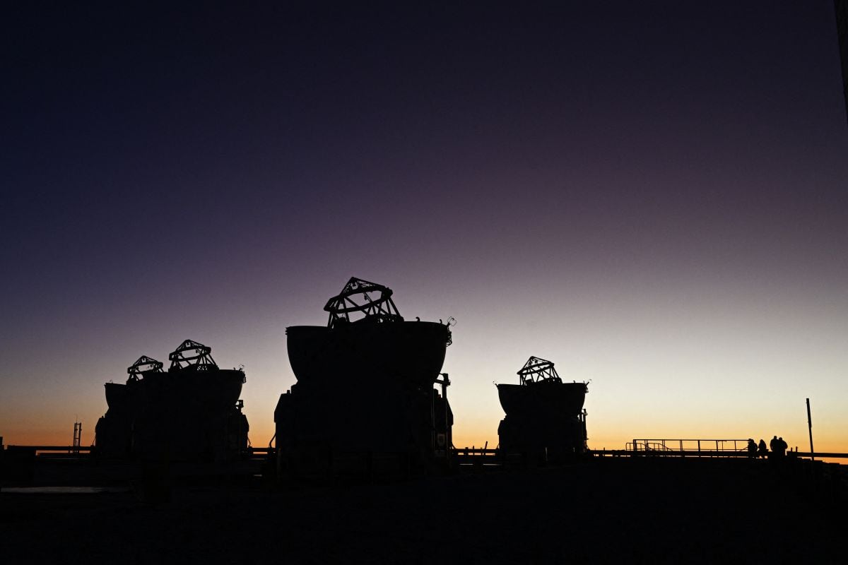 Entre las instalaciones potencialmente afectadas estaba el observatorio de Paranal, situado a 1,200 kilómetros de Santiago y a 2,635 metros de altitud, lejos de la contaminación lumínica de las grandes ciudades.
