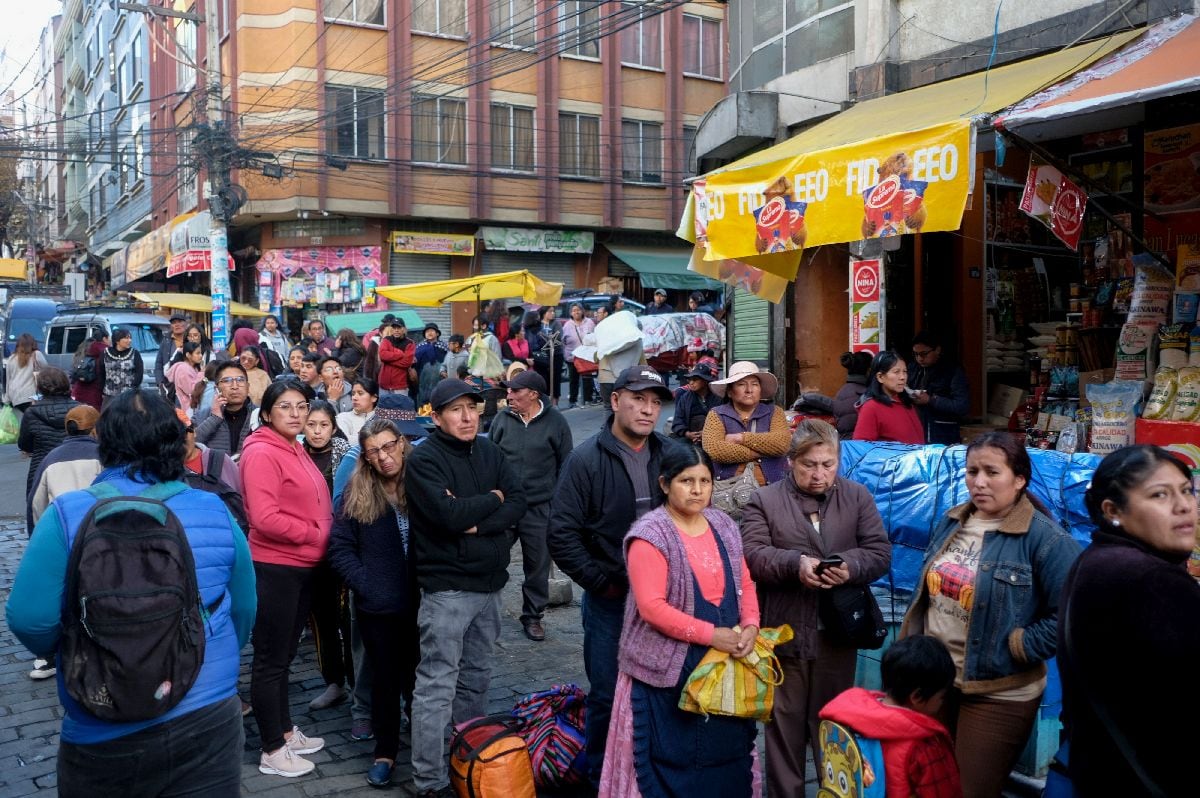 Residentes hacen fila para recibir alimentos en La Paz el 3 de junio.