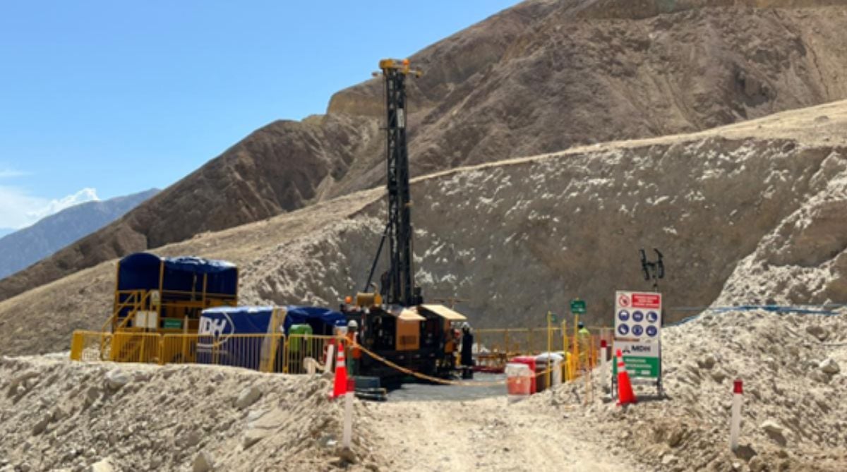 Equipo de perforación en el proyecto Pecoy, donde se realizan trabajos para obtener muestras de roca y evaluar el potencial de cobre, oro y otros minerales. (Foto: Pecoy Cooper).