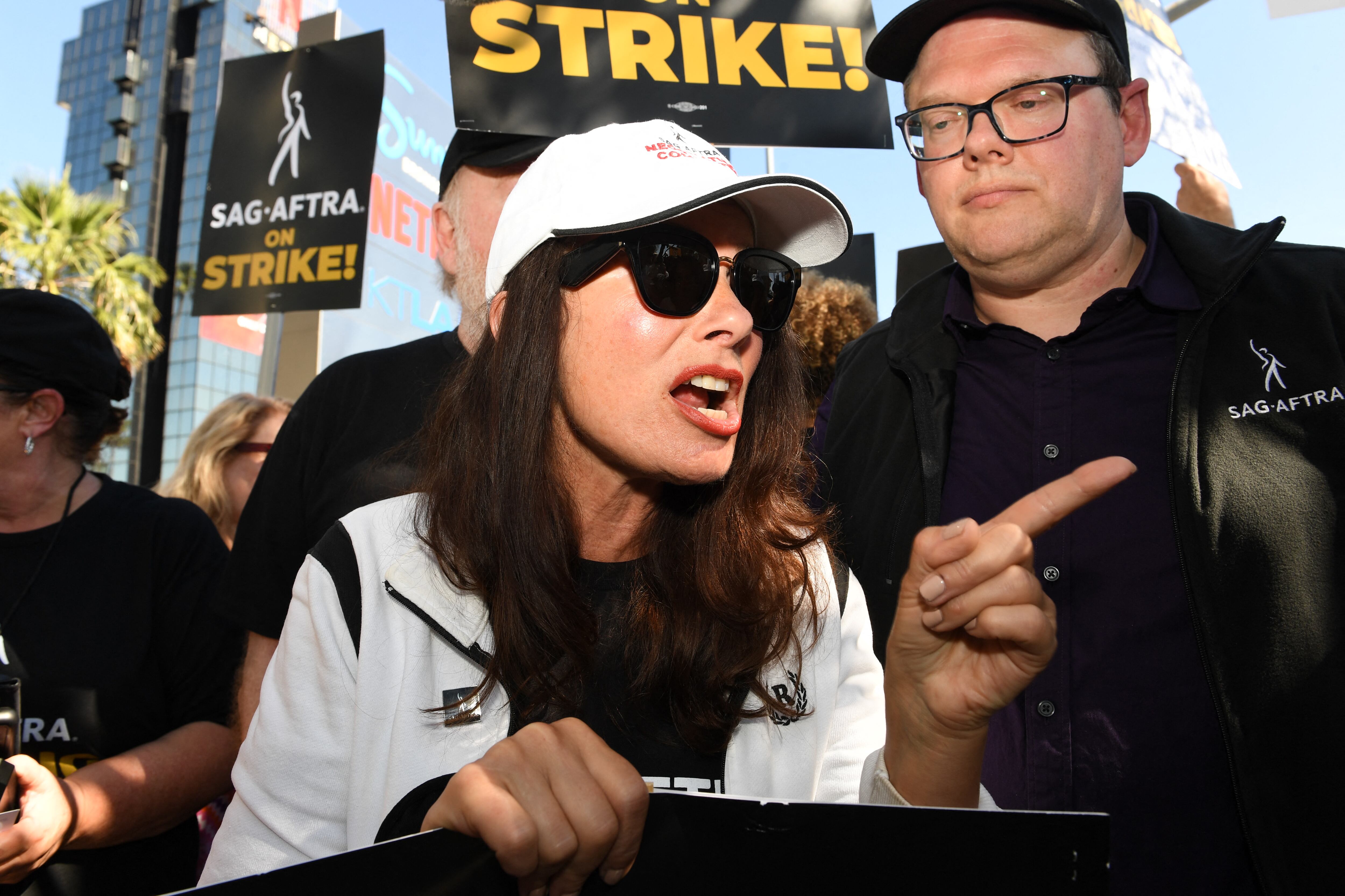 La presidente de SAG-AFTRA, Fran Drescher, con el director ejecutivo nacional y negociador en jefe, Duncan Crabtree-Ireland (R), se une a los miembros del Writers Guild en un piquete frente a Netflix en Los Ángeles el 14 de julio de 2023. Decenas de miles de actores de Hollywood continuaron huelga a la medianoche del 13 de julio de 2023, deteniendo efectivamente el gigante negocio del cine y la televisión cuando se unen a los escritores en la primera huelga de toda la industria en 63 años. (Foto de VALERIE MACON / AFP)