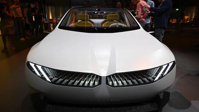 BMW presenta su nueva estrategia eléctrica para hacer frente a Tesla
