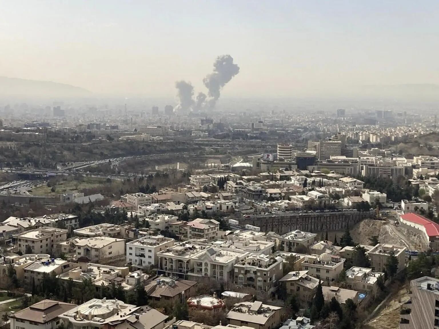 Una columna de humo emerge del centro de Teherán tras un ataque israelí este sábado. EFE/ Mehrnews