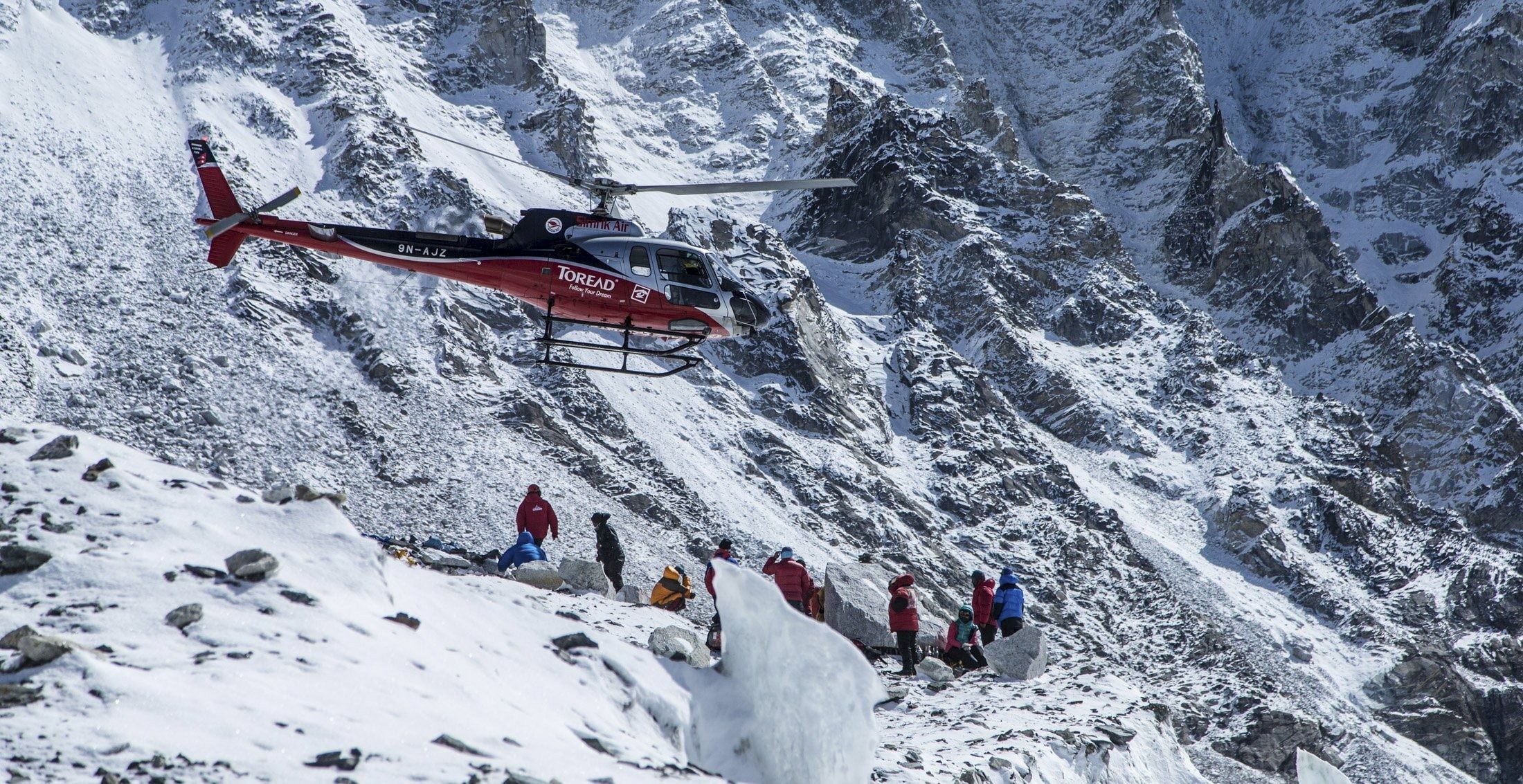 La foto corresponde a las labores de rescate realizadas en el monte Everest tras el terremoto del 2015, en el que murieron 18 personas. (Reuters)