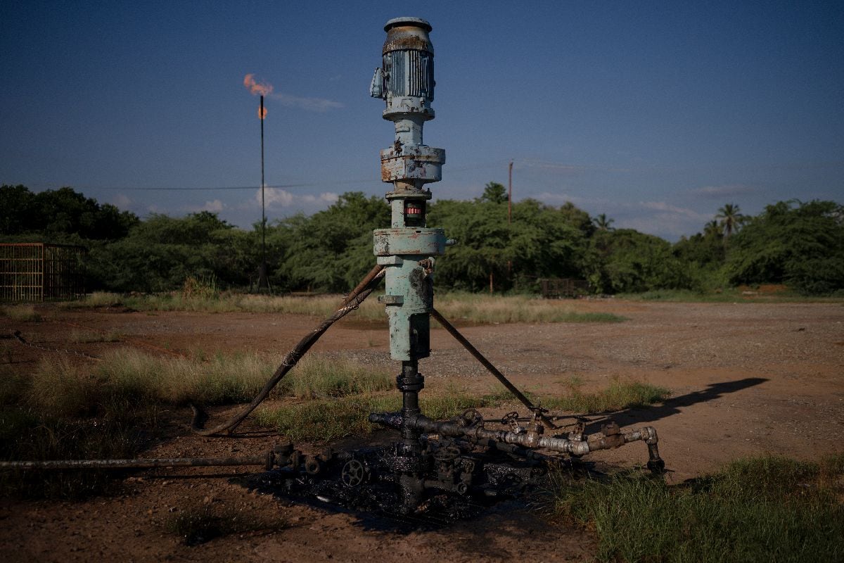 Una boca de pozo oxidada de Petróleos de Venezuela S.A. (PDVSA), cubierta de petróleo crudo, en la orilla del lago Maracaibo.