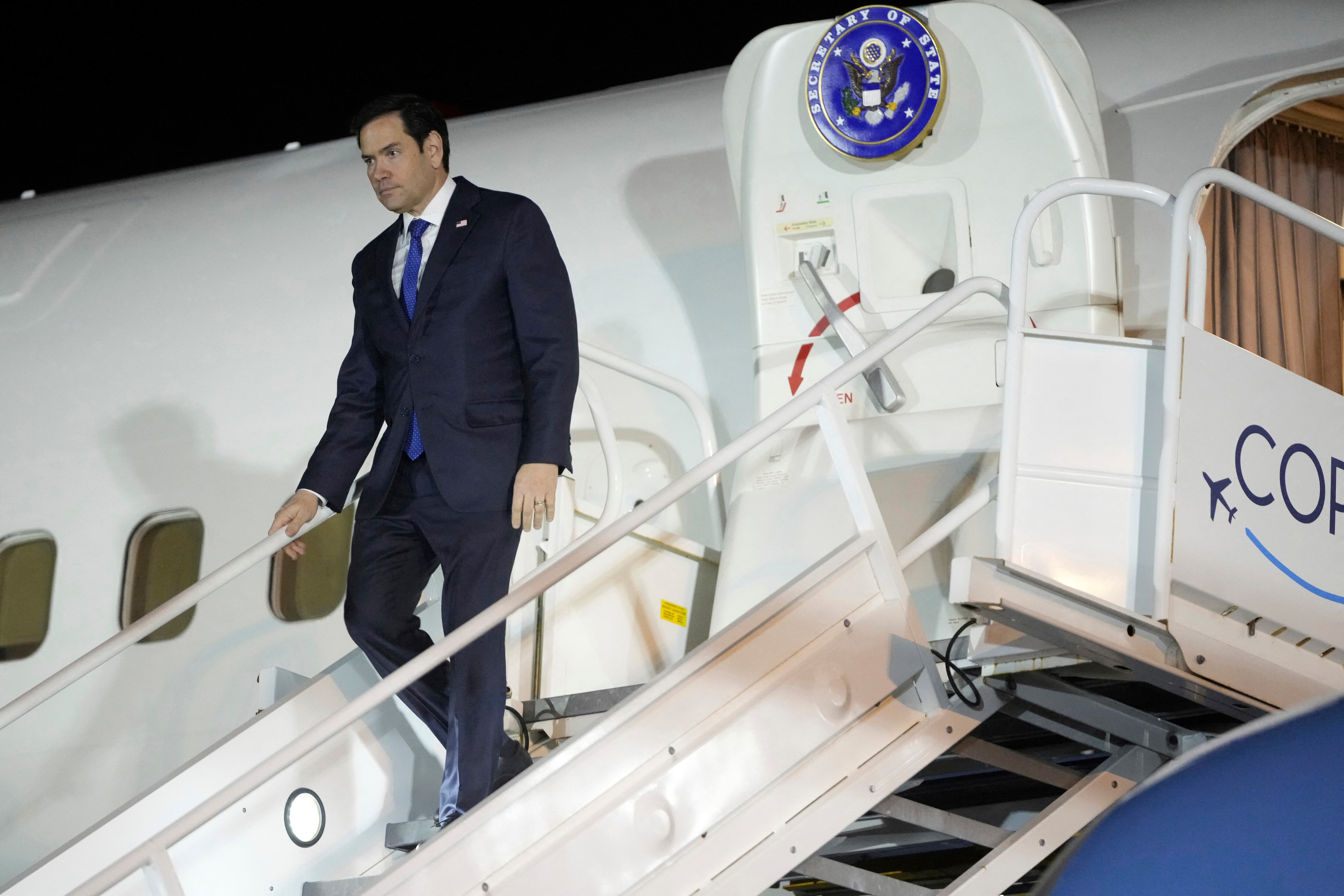 Marco Rubio llegó el sábado a la capital panameña en su primer viaje al extranjero como jefe de la diplomacia estadounidense. Foto: Mark Schiefelbein / PISCINA / AFP