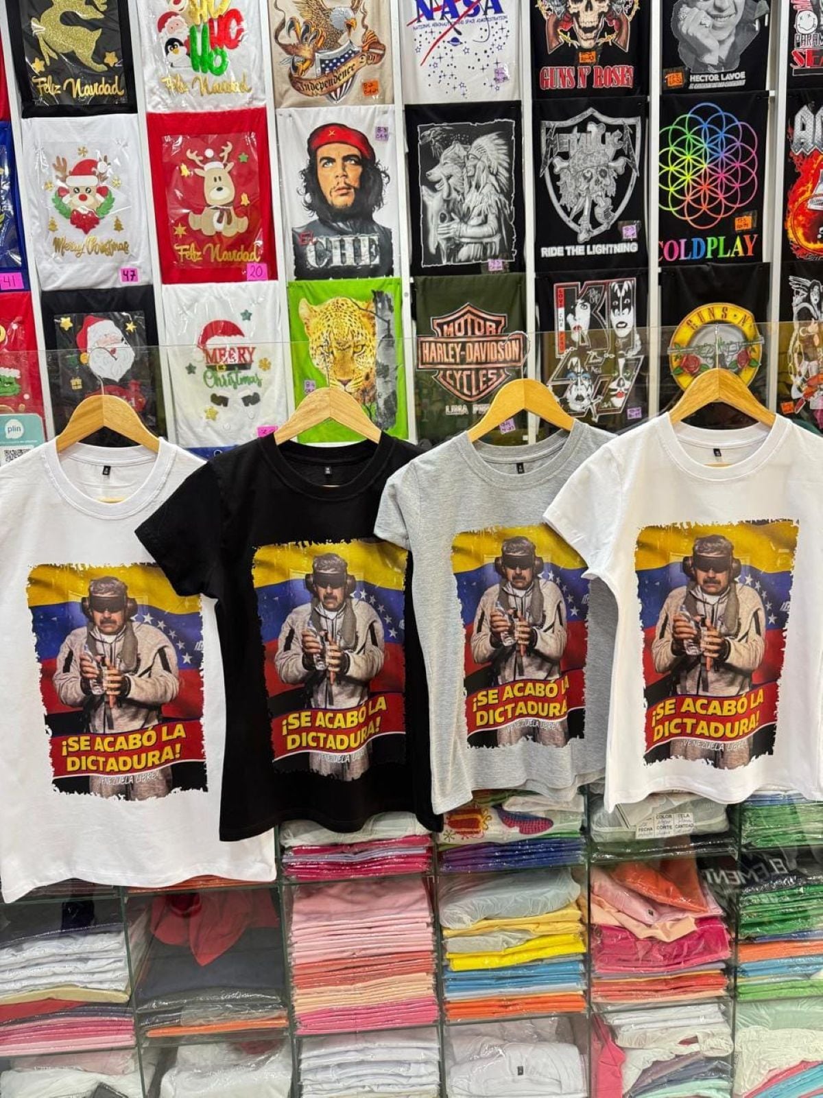 Prendas con mensajes alusivos a la coyuntura venezolana comienzan a comercializarse en Gamarra, impulsadas por emprendedores y trabajadores del emporio. Foto: Meraki Estampados.