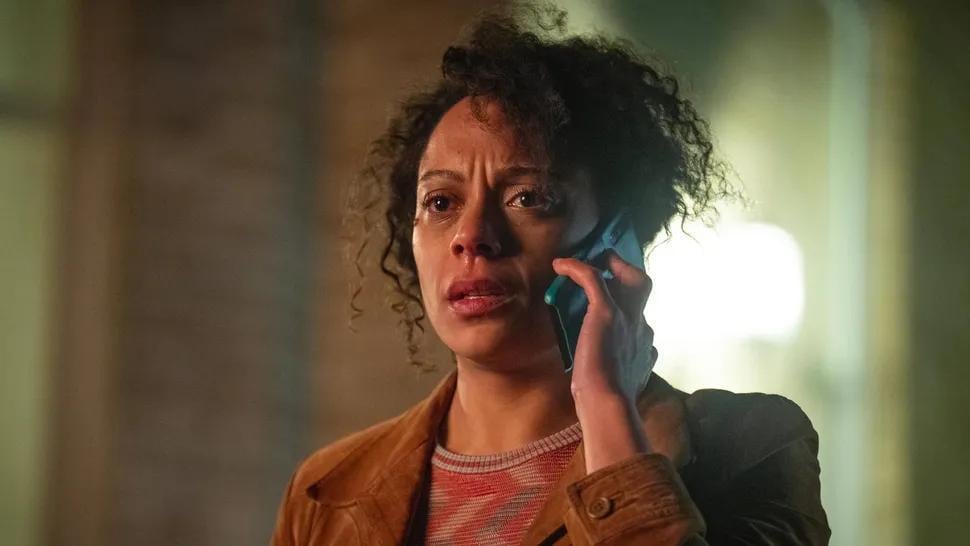 Rosalind Eleazar asume el rol protagonista de Kat Donovan a lo largo de la serie "Me haces falta" (Foto: Netflix)