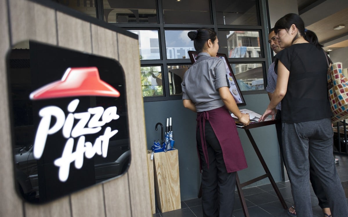 Pizza Hut anunció el cierre de 250 restaurantes en Estados Unidos durante la primera mitad de 2026. (Foto: AFP)
