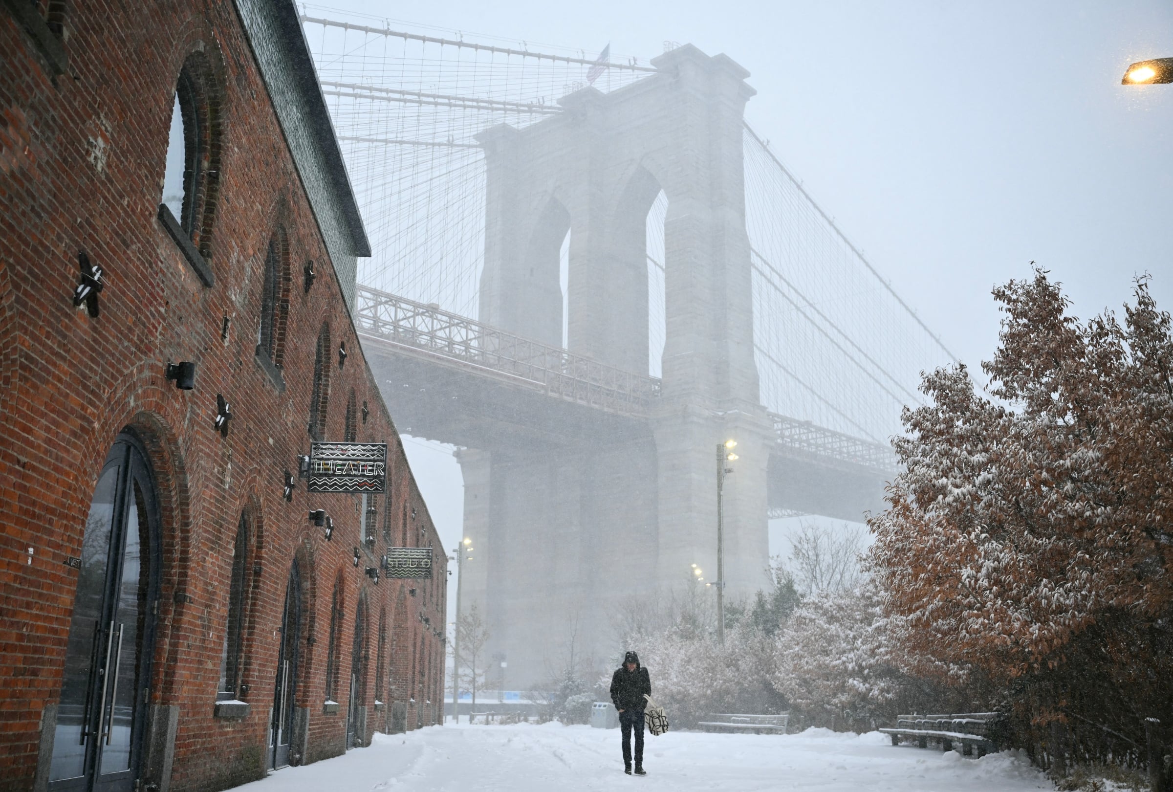 Una persona camina por la nieve cerca del puente de Brooklyn en la ciudad de Nueva York el 25 de enero del 2026 (Foto: Angela Weiss / AFP)