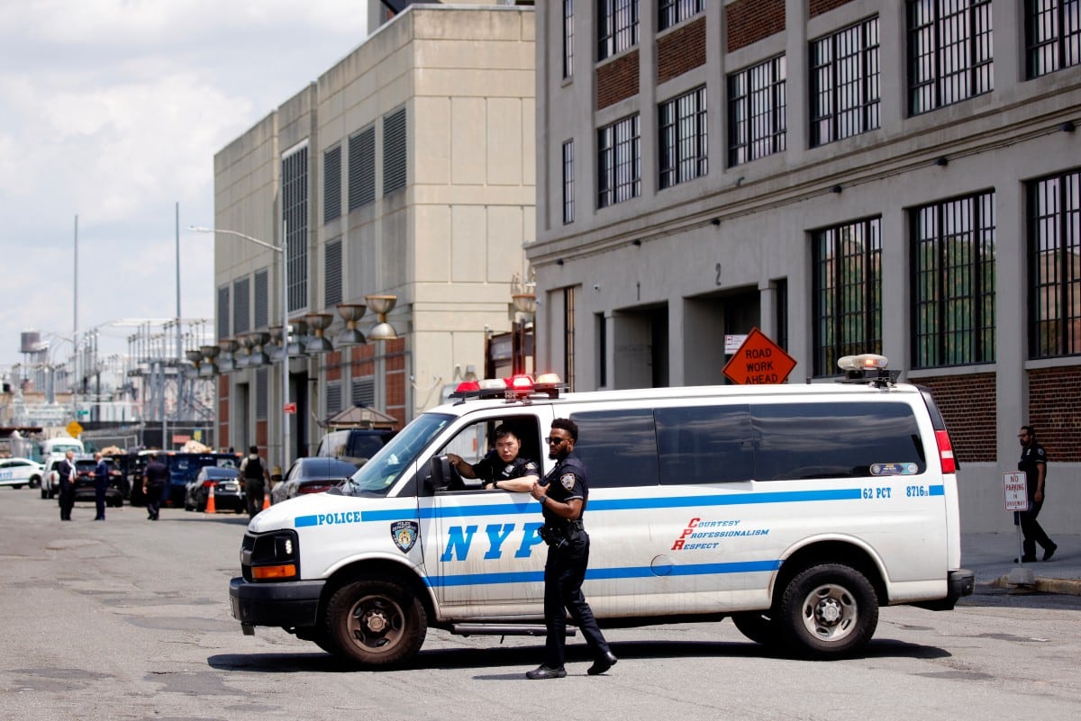 Miembros de la Policía de la Ciudad de Nueva York (NYPD) brindan seguridad en las afueras del Centro de Detención Metropolitano en el distrito de Brooklyn, Nueva York, el 22 de julio de 2026. El expresidente venezolano Nicolás Maduro comparecerá ante un tribunal de Nueva York el miércoles, en su tercera audiencia pública desde que el ejército estadounidense lo capturó en una sorprendente redada nocturna en enero. El exmandatario, de 63 años, y su esposa, Cilia Flores, permanecen detenidos en una cárcel de Brooklyn desde la operación militar estadounidense, a la espera de juicio por narcotráfico, posesión de armas y otros cargos. (Foto de Leonardo MUNOZ / AFP)