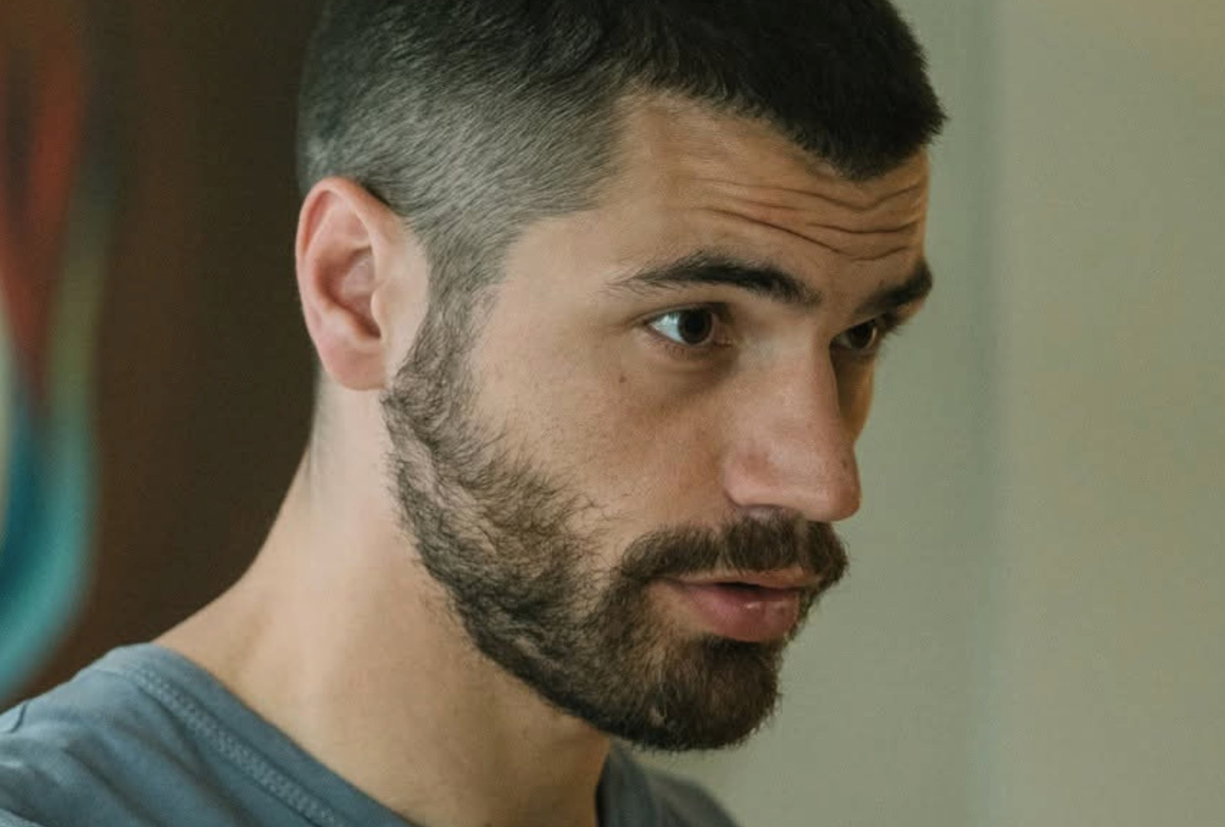 Hugo Diego García como Sebastián Moore en una escena de la película española "Enfrentados: Marfil" (Foto: Pokeepsie Films / Prime Video)