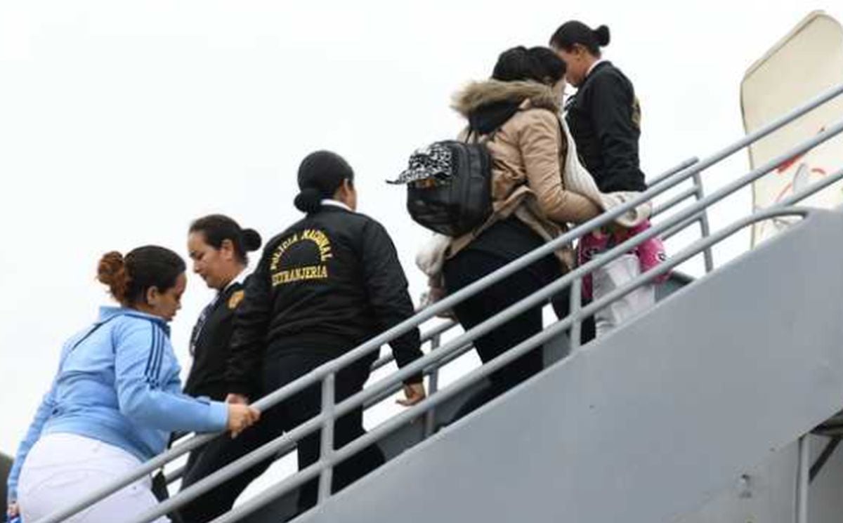 En operativos realizados por la PNP y Migraciones, se ha revisado en lo que va del año la documentación de 83,422 extranjeros. Foto: Andina