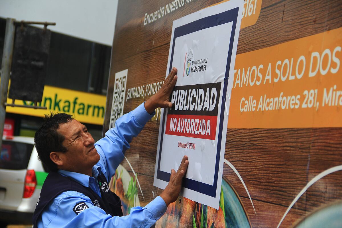 Personal de fiscalización de la municipalidad de Miraflores colocó adhesivos sobre vallas publicitarias sin licencia en el cruce de las calles Schell y Alcanfores. Foto: Municipalidad de Miraflores.