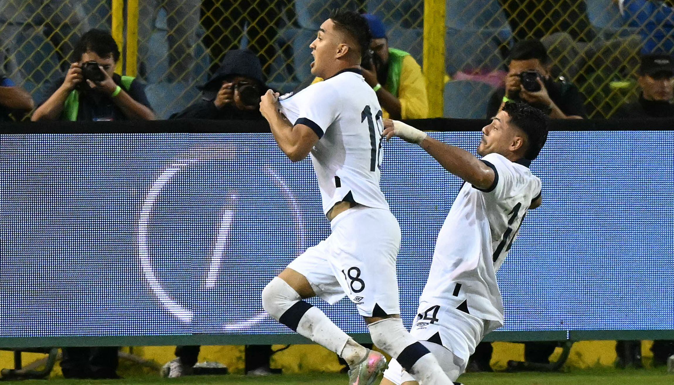 Guatemala sorprendió este martes a El Salvador y venció por la mínima diferencia. (Foto: AFP)