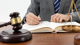 ¿Vas a contratar un abogado en California?: cuánto cobran por hora y qué esquemas de pago existen