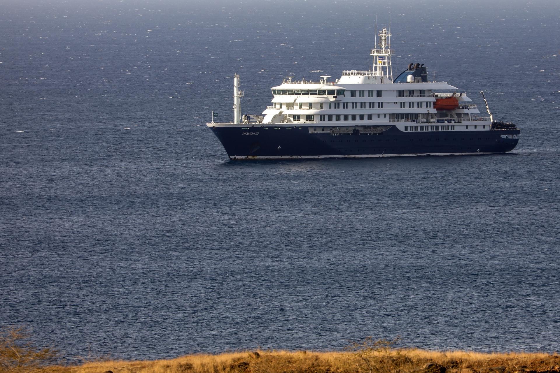 El crucero holandés MV Hondius se encuentra anclado frente a la costa de la ciudad de Praia, en la isla de Santiago, Cabo Verde, el 4 de mayo de 2026, tras la muerte de tres personas a bordo a causa de hantavirus. (EFE/EPA/ELTON MONTEIRO).