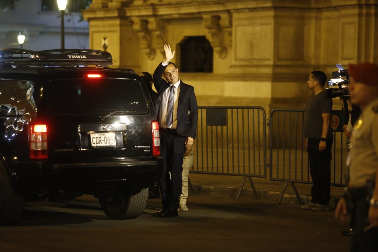 José Jeri deja Palacio tras aprobación de la moción de censura. Foto: GEC.