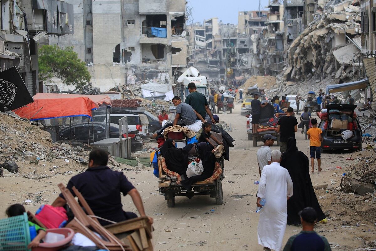 Palestinos desplazados de zonas del este de Jan Yunis llegan a la ciudad mientras huyen después de que el ejército israelí emitiera una nueva orden de evacuación en el sur de la Franja de Gaza, el 2 de julio de 2024. (Foto de Eyad BABA / AFP)