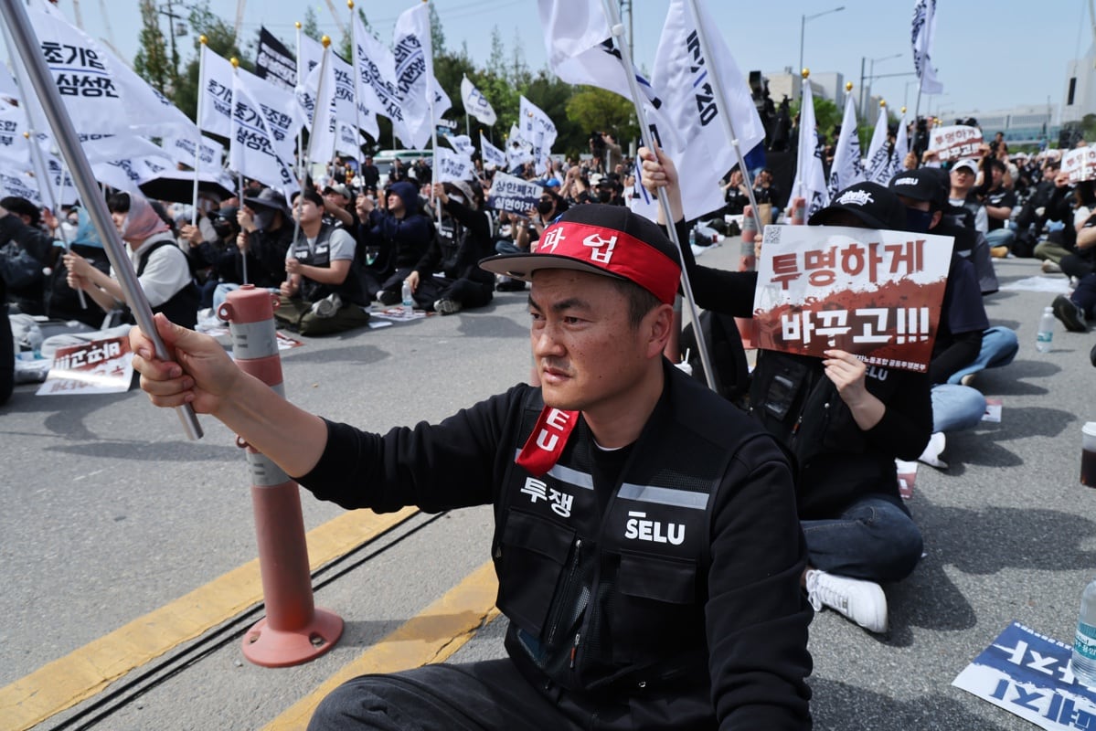 Miembros del sindicato de Samsung Electronics participan en una protesta frente a la planta de semiconductores de la compañía en Pyeongtaek, Corea del Sur, el 23 de abril de 2026. El sindicato ha anunciado planes para iniciar una huelga general de 18 días, del 21 de mayo al 7 de junio, que podría ocasionar pérdidas para la compañía de hasta 30 billones de wones (17,340 millones de euros). (Foto: EFE/EPA/HAN MYUNG-GU)