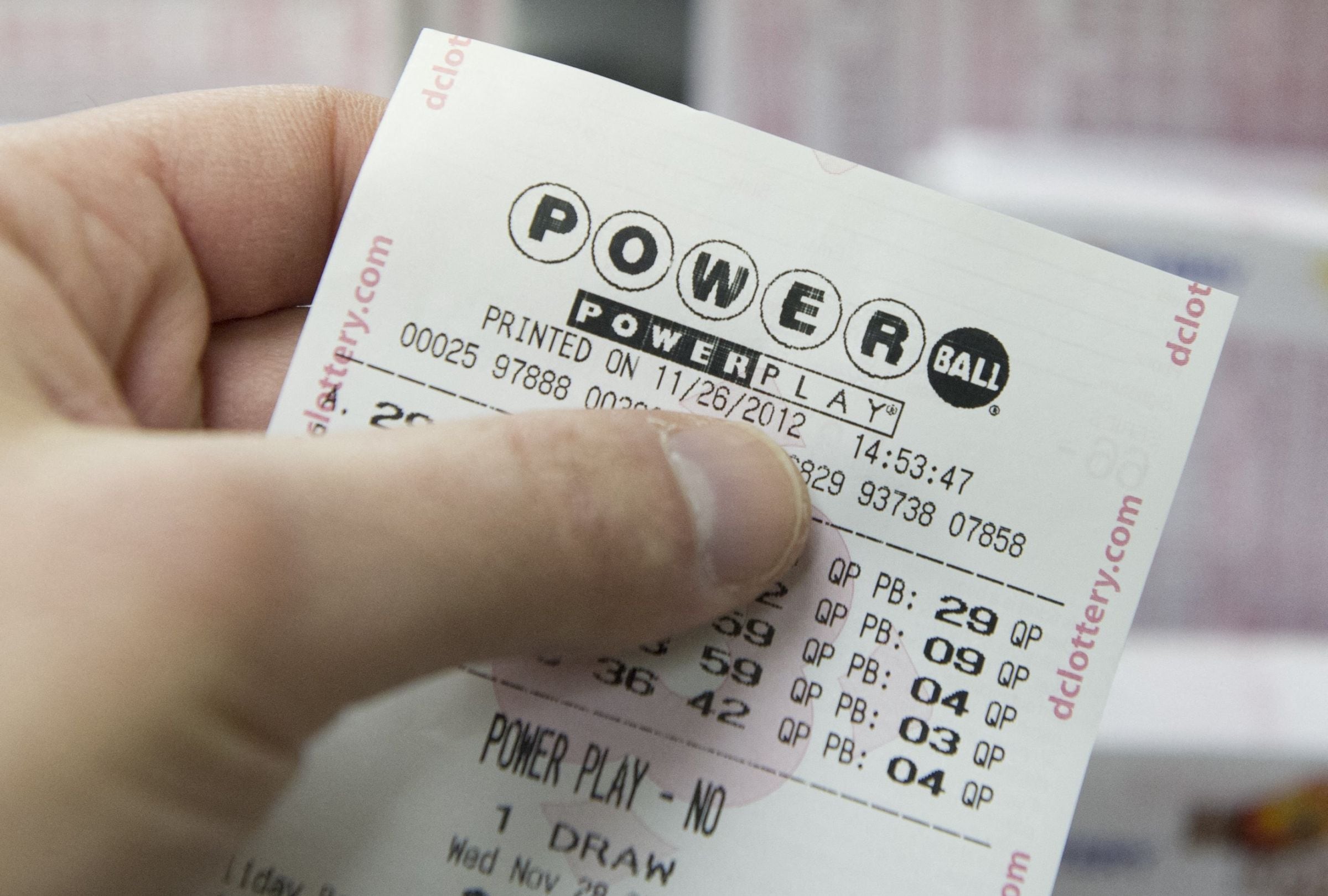 En esta nota conocerás los resultados del sorteo del Powerball del miércoles 17 de diciembre y descubrir si alguien se quedó con el premio mayor. (Foto: SAUL LOEB / AFP)