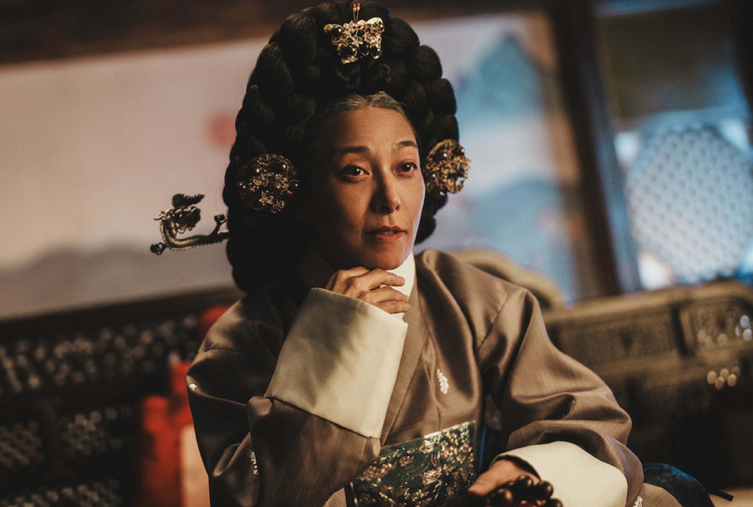 Jang Young-nam da vida a la reina viuda, que posee la legitimidad real que el rey jamás tuvo, en la serie coreana "El palacio del este" (Foto: Netflix)