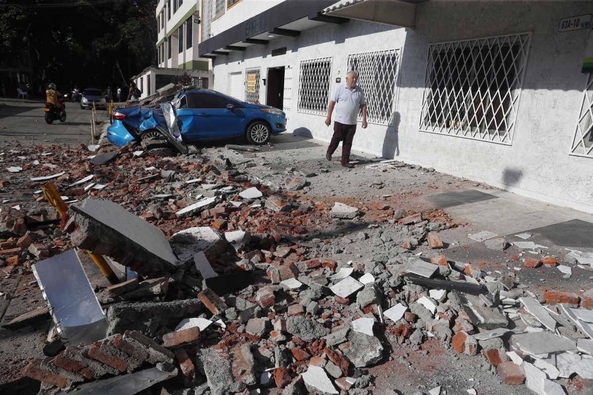 Fotografía que muestra un vehículo afectado por un muro tras un fuerte temblor este lunes, en Cali (Colombia), de magnitud 7,4. Foto: EFE/ Ernesto Guzmán