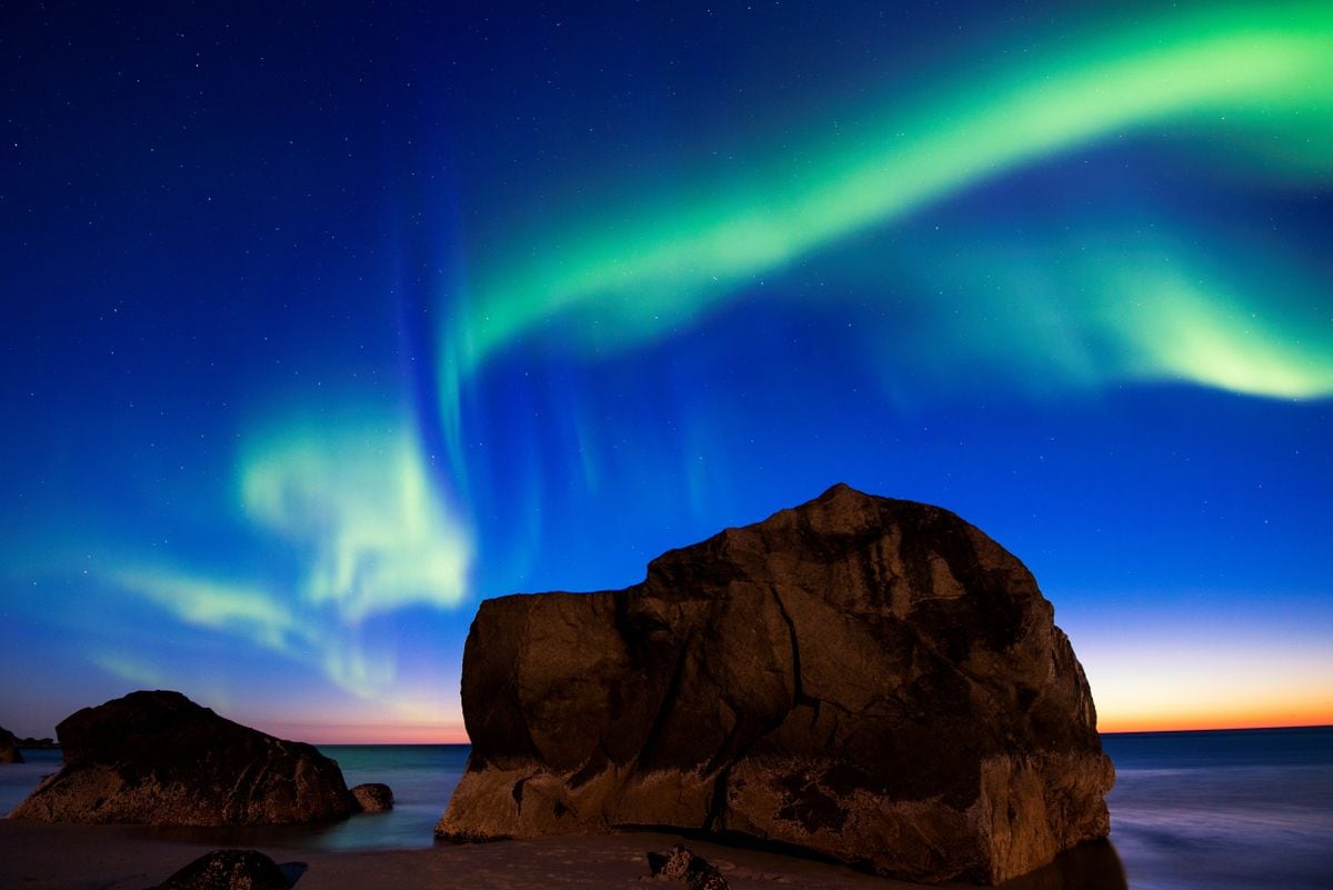 La aurora boreal ilumina el cielo sobre la playa de Uttakleiv cerca de Leknes, en las islas Lofoten, en el Círculo Polar Ártico, el 8 de septiembre de 2017 (Foto: Jonathan Nackstrand / AFP)