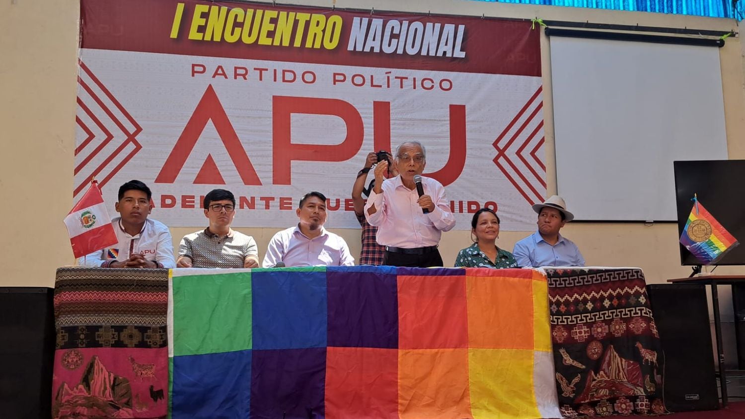 El expremier Aníbal Torres participó en la presentación de la agrupación Adelante Pueblo Unido junto a Anahí Durand.