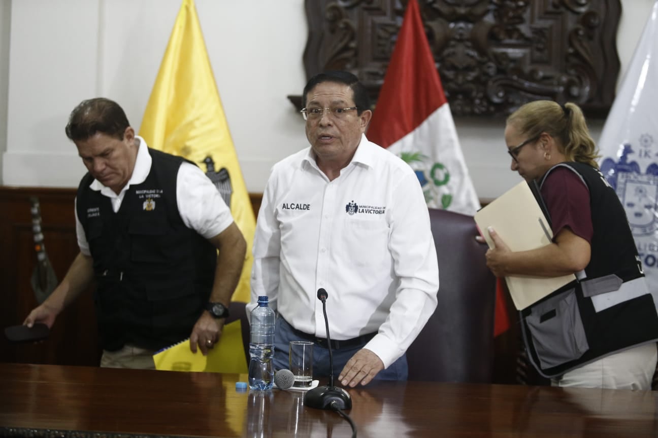Conferencia de prensa del alcalde de la Victoria, Rubén Cano, después del allanamiento a su casa en la madrugada.
Fotos: César Campos/@photo.gec