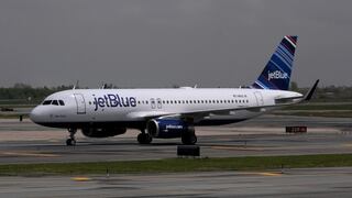Vuelo inaugural de JetBlue a Lima fue interrumpido por permisos para sobrevolar Ecuador
