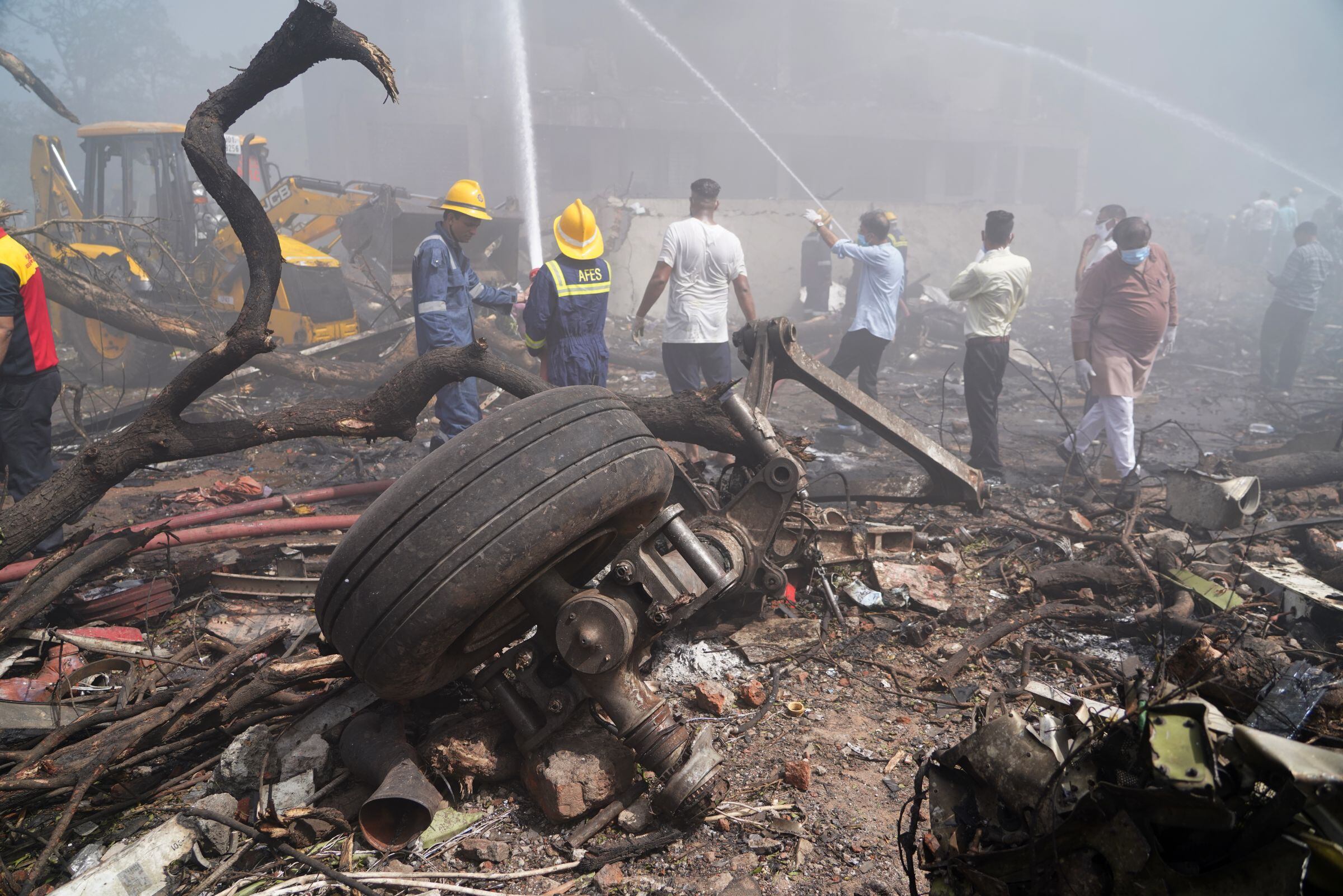 Restos del avión en el lugar del accidente, cerca del Aeropuerto Internacional Sardar Vallabhbhai Patel en Ahmedabad (Foto: EFE)