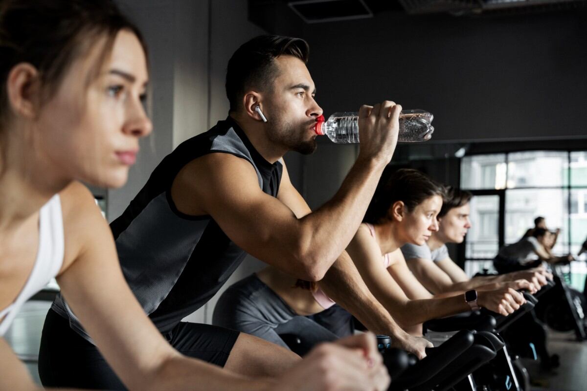 Investigadores hallaron que colchonetas, mancuernas, barras y pelotas de ejercicio acumulan la mayor cantidad de microbios. (Foto referencial: Freepik)