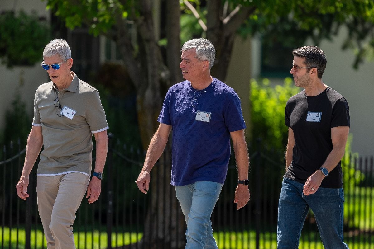 Tim Cook, Eddy Cue y el nuevo director ejecutivo John Ternus participan en la nueva apuesta por los dispositivos vestibles.