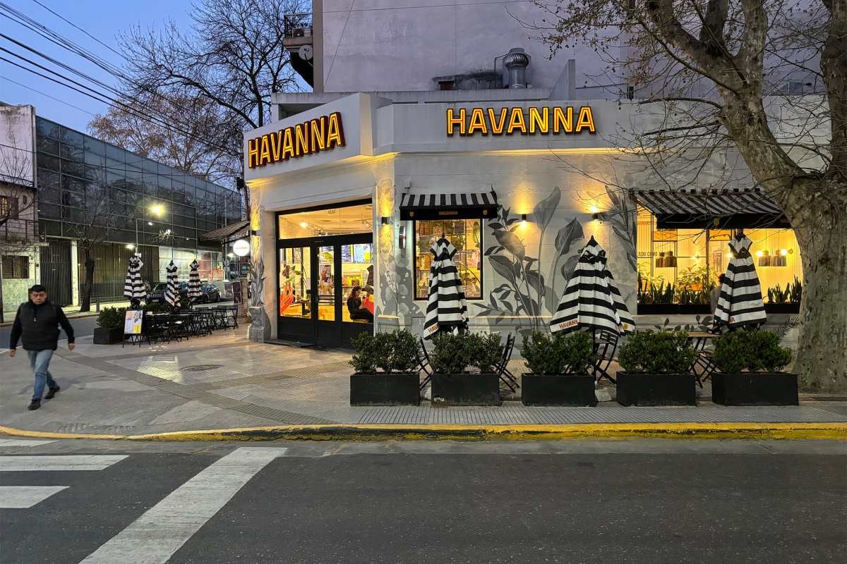 Havanna cuenta con cerca de 250 locales en Argentina y 230 en el exterior, en Brasil, Perú, Paraguay, Chile, Bolivia y España, entre otros. En la foto, un Café Havanna en Buenos Aires, Argentina.