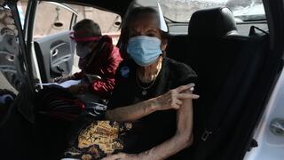 Vacunación en Callao: adultos mayores llegan en auto a la Fortaleza del Real Felipe para ser inoculados 