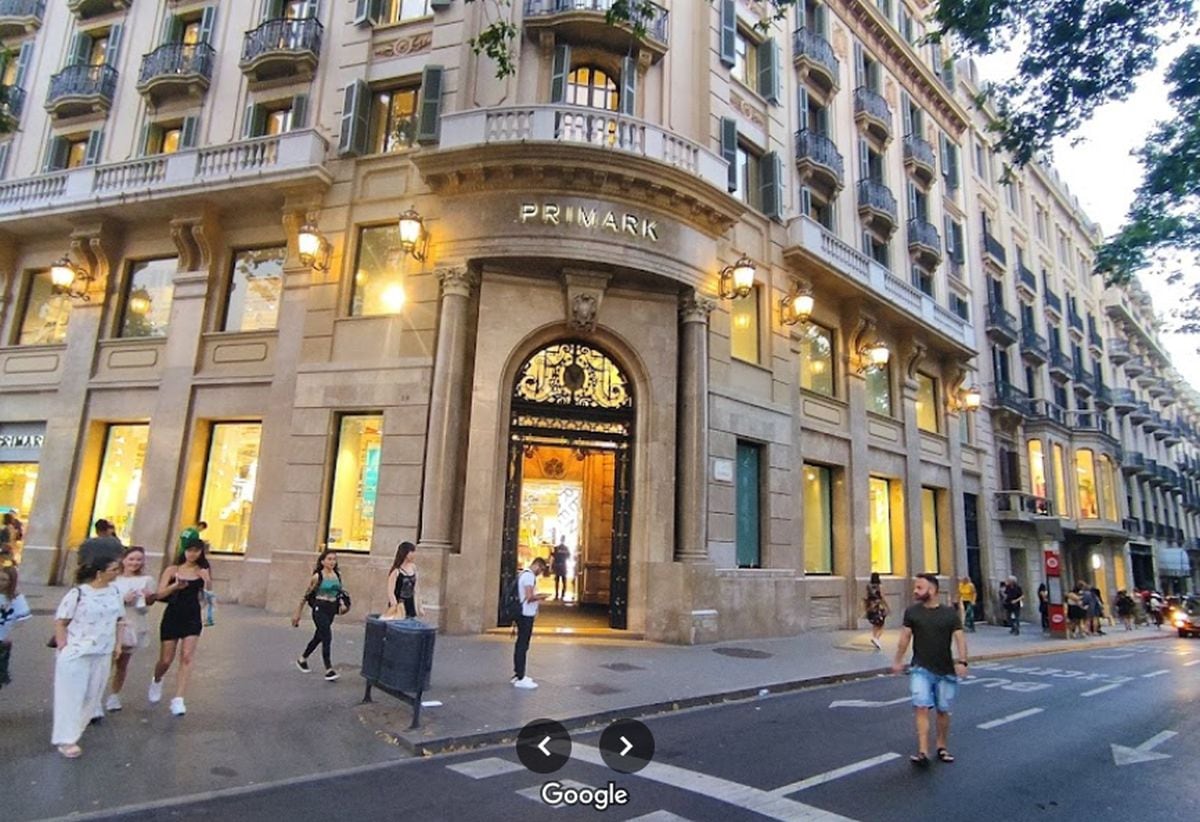 La parte frontal de Primark, espacio que fue el Banco Central de Barcelona en 1981 (Foto: Evgeniya Lazareva / Google Maps)