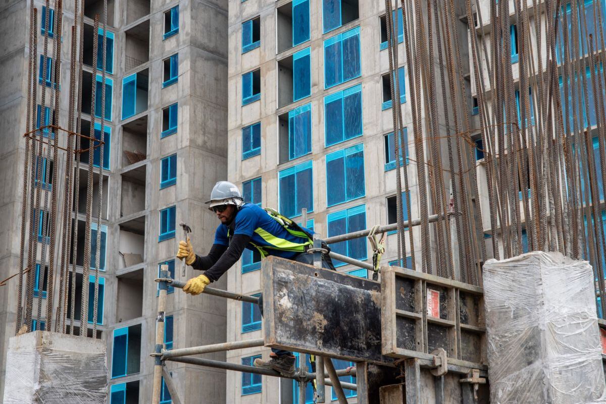Un trabajador durante la construcción del proyecto de viviendas Paraíso Central en Cali, Colombia.