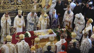 Dos funerales masivos y una cuchara compartida: la Iglesia serbia y el COVID-19